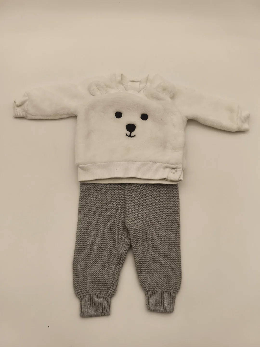 2 Sets: Baby-Hosen mit Oberteil, Gr. 50/56 - Bild 3