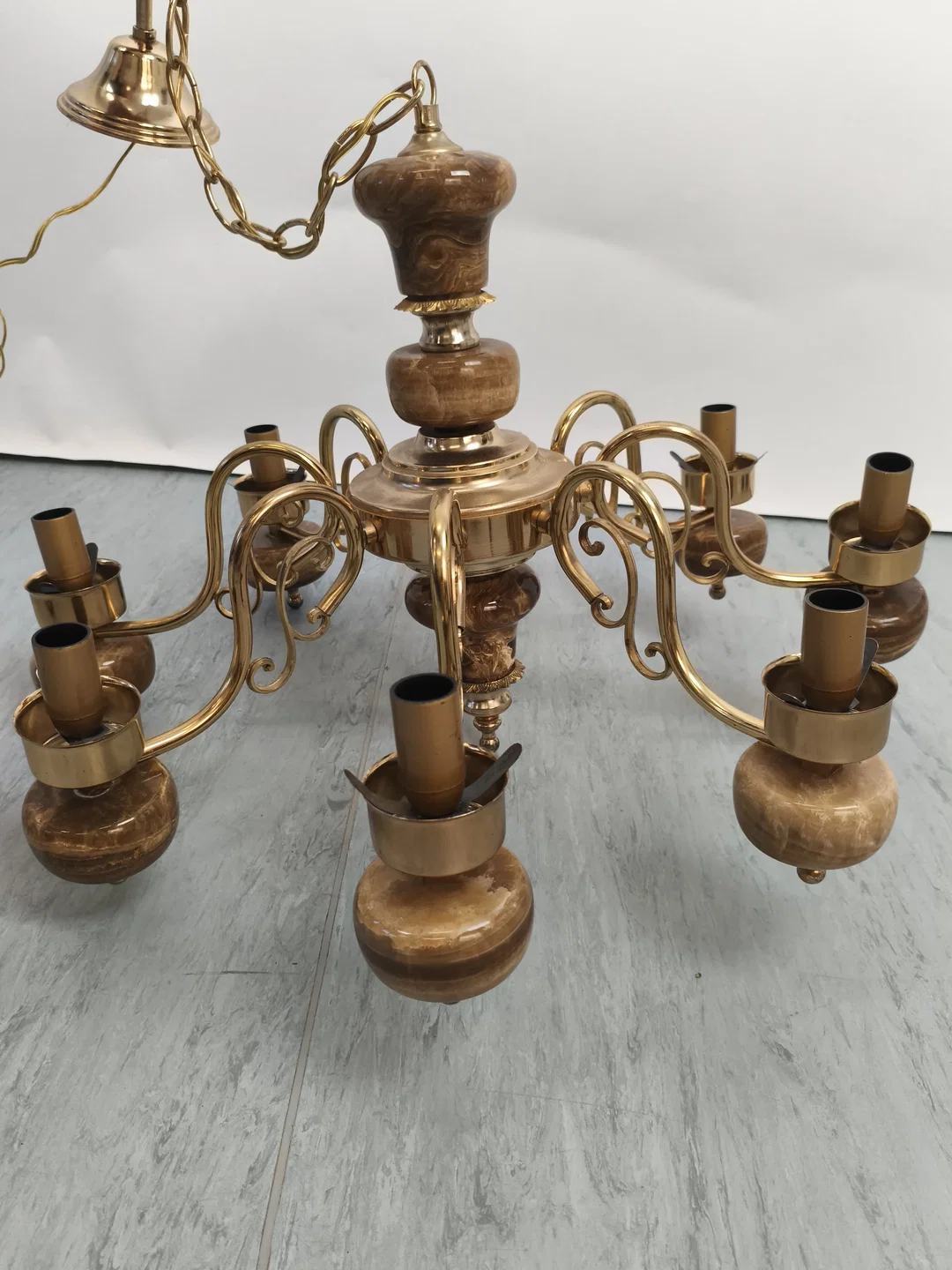 8-flammiger Luster Messing/Onyx, ohne Gläser – Bild 1