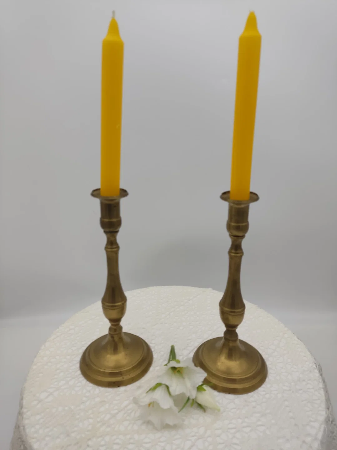 Kerzenständer Messing  2er Set, Höhe 23,5 cm, mit 2 Kerzen – Bild 1