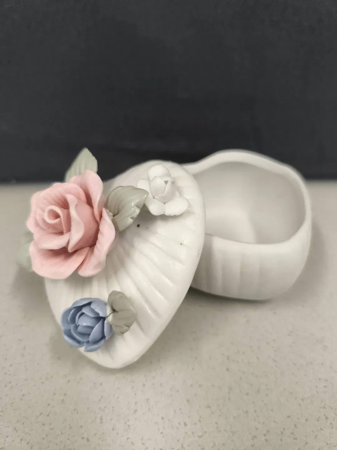 kleine Zierdose mit Rose, Herzform - Bild 1