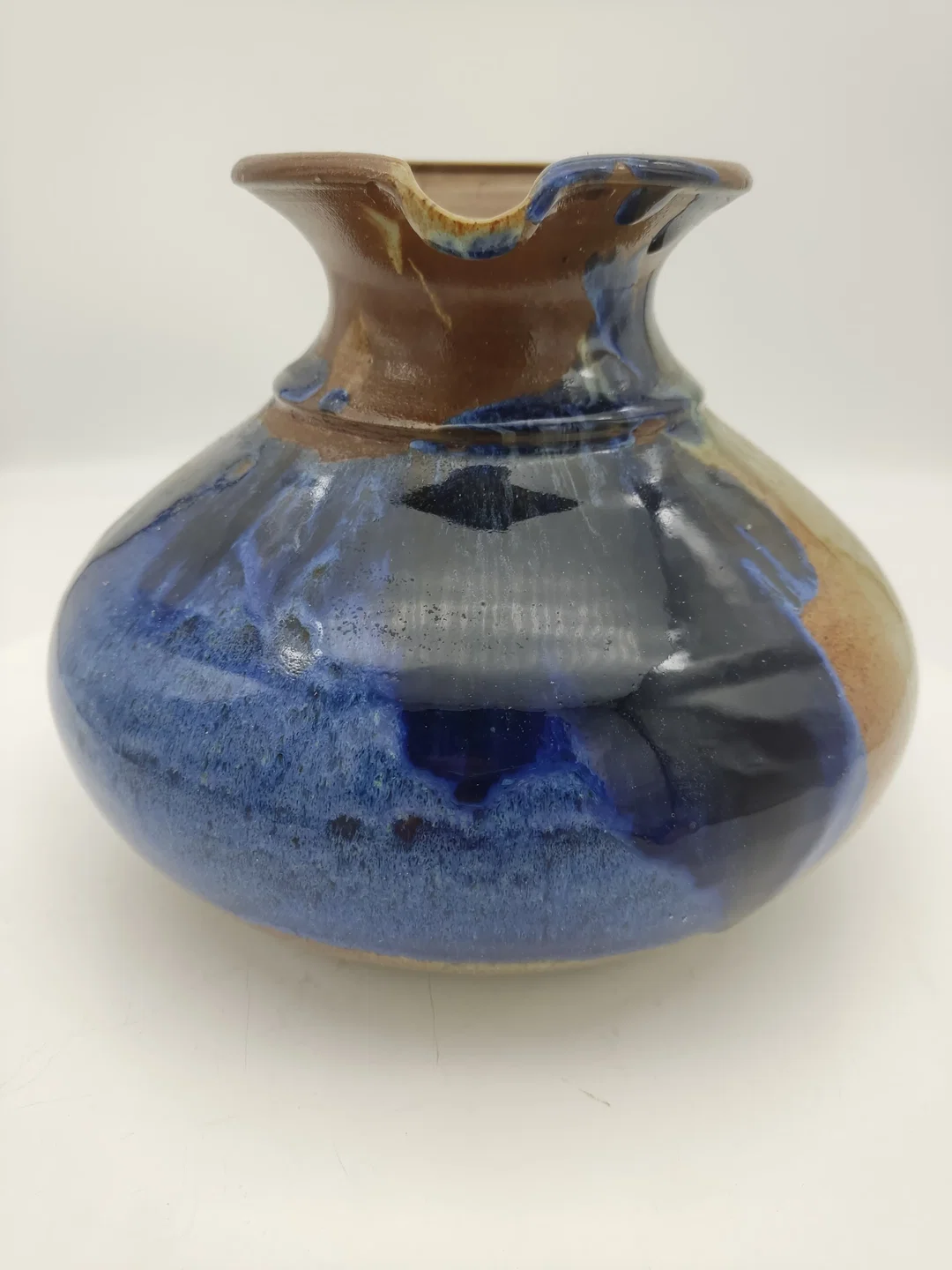 Steinzeug Karaffe von Bandi, Feistriz Österreich, handgetöpfert, handgemalt. D 22 cm / H 16,5 cm – Bild 2