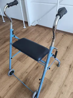 Faltbarer Rollator mit Sitz - Bild 3